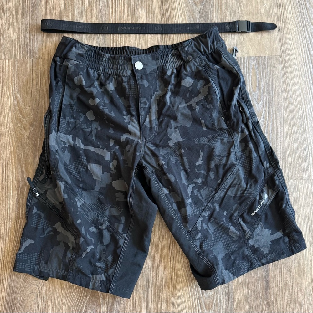 Endura Hummvee Mountain Bike Shorts - Size L, with Liner, Black Camo